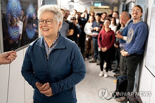 안 륄리에가 현지 시간 3일 수업을 마친 뒤 취재진을 만나고 있다. 〈사진=연합뉴스〉