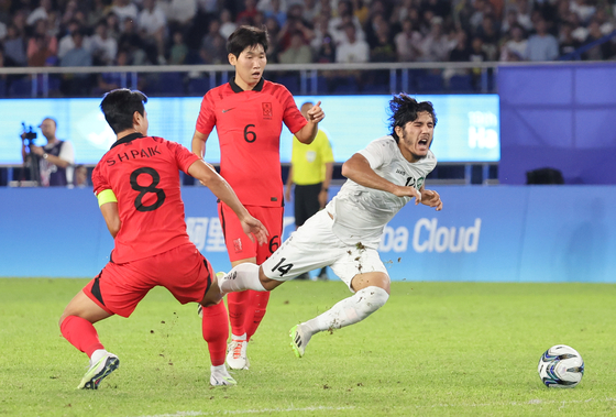 4일 중국 항저우 황룽 스포츠센터 스타디움에서 열린 2022 항저우 아시안게임 남자축구 4강전 대한민국과 우즈베키스탄의 경기. 백승호가 파울을 범하고 있다. 〈사진=연합뉴스〉