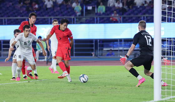 4일 중국 항저우 황룽 스포츠센터 스타디움에서 열린 2022 항저우 아시안게임 남자축구 4강전 대한민국과 우즈베키스탄의 경기. 대표팀 정우영이 자신의 두번째 골을 성공시키고 있다. 〈사진=연합뉴스〉