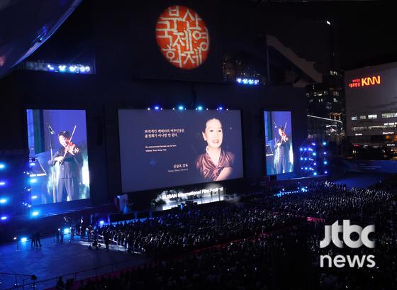 4일 오후 부산 해운대구 영화의전당에서 열린 제28회 부산국제영화제 개막식에서 배우 박은빈이 단독 사회를 보고 있다. 김현우 엔터뉴스팀 기자 kim.hyunwoo3@jtbc.co.kr (콘텐트비즈니스본부)