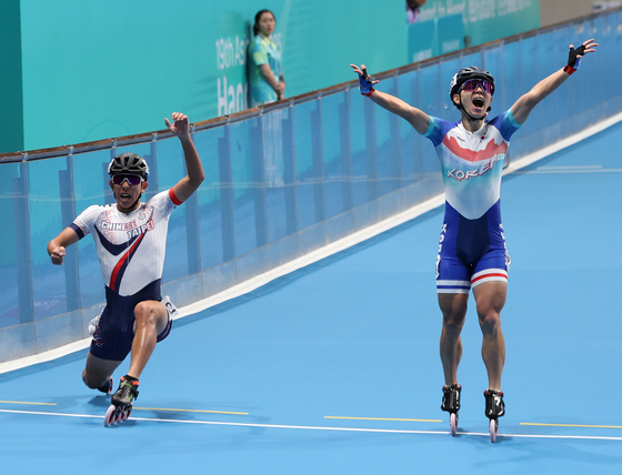 지난 2일 중국 저장성 항저우에서 열린 아시안게임 롤러스케이트 남자 3000m 계주 결승에서 한국 대표팀의 마지막 주자 정철원이 결승선을 통과하며 세리머니를 하고 있다. 결과는 은메달. 〈사진=연합뉴스〉