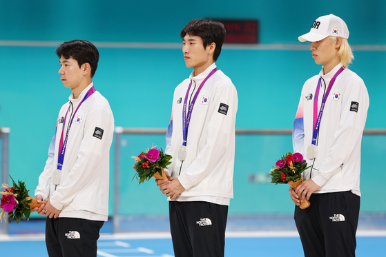 지난 2일 중국 저장성 항저우에서 열린 아시안게임 롤러스케이트 남자 3000m 계주에서 은메달을 딴 한국 대표팀이 시상대에 올라 있다. 왼쪽부터 정철원, 최광호, 최인호. 〈사진=연합뉴스〉