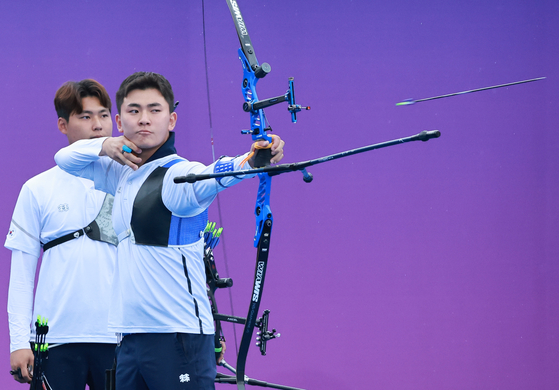 김제덕이 6일 중국 항저우 푸양 인후 스포츠센터에서 열린 2022 항저우 아시안게임 양궁 리커브 남자 단체전 준결승, 인도네시아와의 경기에서 활을 쏘고 있다. 〈사진=연합뉴스〉