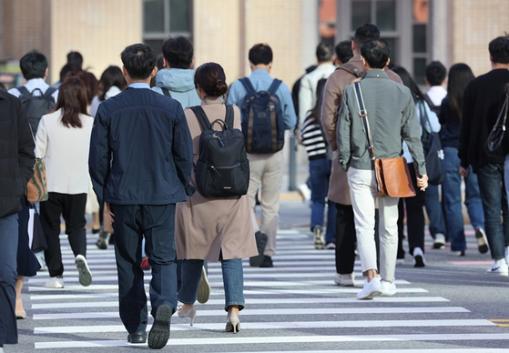 쌀쌀한 날씨를 보인 어제(5일) 오전 두꺼운 옷차림을 한 시민들이 서울 종로구 광화문네거리를 지나는 모습. 〈사진=연합뉴스〉 