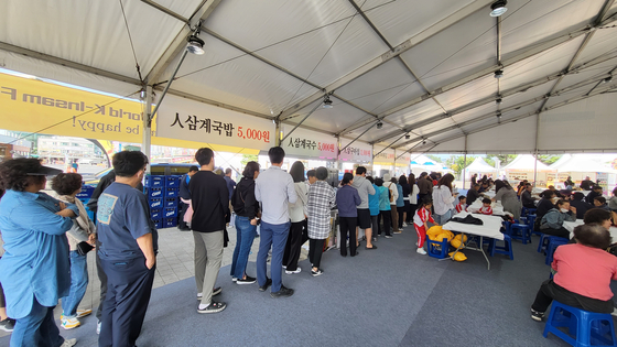 지난 6일 금산세계인삼축제 푸드코트에서 방문객들이 주문한 음식을 받기 위해 줄을 서 기다리고 있다. 〈사진=김천 기자〉