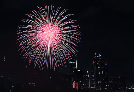 오늘(7일) 오후 여의도와 이촌 한강공원 일대에서 '2023 서울세계불꽃축제'가 열린다. 〈사진=연합뉴스〉