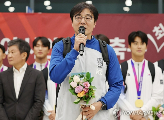 아시안게임 3연패를 이룬 남자 축구대표팀 황선홍 감독이 8일 오후 인천국제공항 환영식에서 소감을 밝히고 있다. 2023.10.8 utzza@yna.co.kr 〈사진=연합뉴스〉 