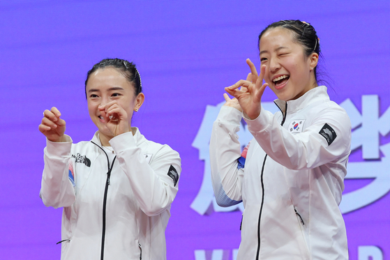 지난 2일 중국 항저우 궁수 캐널 스포츠파크 체육관에서 열린 19회 항저우 아시안게임 탁구 여자 복식에서 금메달을 딴 한국 신유빈-전지희가 시상대에 오르며 세리머니하고 있다. 〈사진=연합뉴스〉