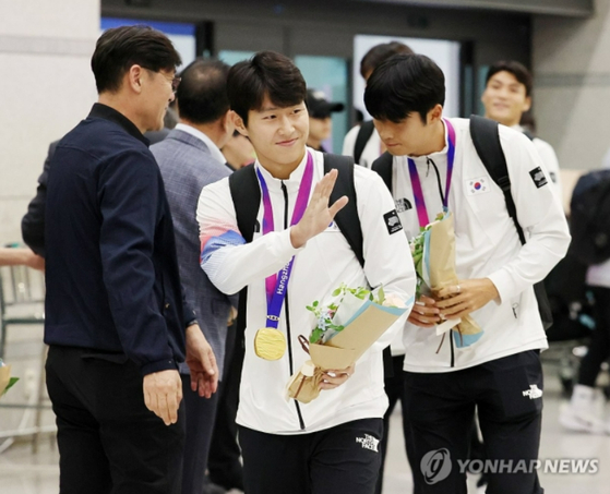 남자 축구대표팀의 이강인 선수가 8일 인천공항을 통해 귀국하며 인사하고 있다. 2023.10.8 utzza@yna.co.kr 〈사진=연합뉴스〉