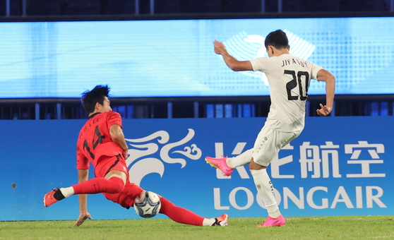 지난 4일 중국 항저우 황룽 스포츠센터 스타디움에서 열린 2022 항저우 아시안게임 남자축구 4강전 대한민국과 우즈베키스탄의 경기. 이한범이 우즈베키스탄 루스란베크 지야노프의 슛을 몸을 날려 막아내고 있다. (사진=연합뉴스)