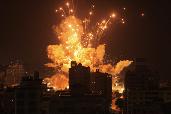 하마스의 이스라엘 대규모 공습배후에 이스라엘과 앙숙인 이란이 있다고 WSJ이 보도했다. 사진은 이스라엘이 가자지구를 보복폭격하는 모습 〈사진=AP 연합뉴스〉