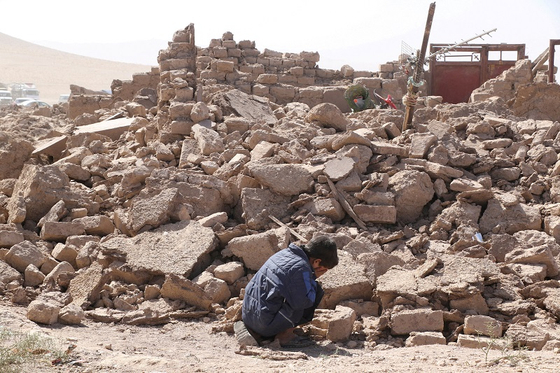 한 소년이 지진의 여파로 발생한 잔해 옆에서 울고 있는 모습. 〈사진=로이터/연합뉴스〉