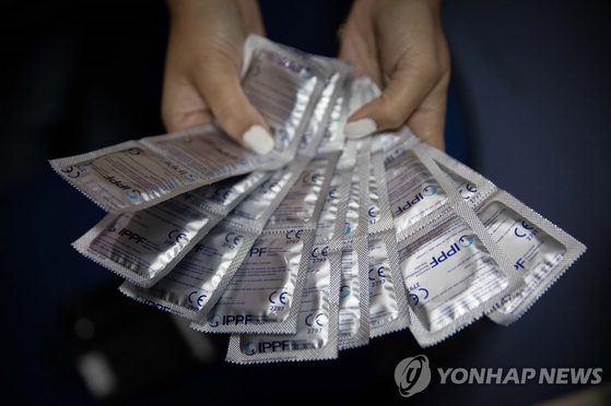 콘돔 자료 사진. 〈사진=EPA 연합뉴스〉