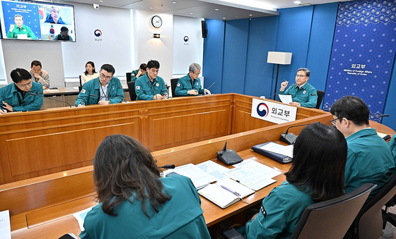 지난 8일 박진 외교부 장관이 주이스라엘 한국대사관 관계자 등과 함께 대책 회의를 주재하고 있다. 〈사진=외교부〉