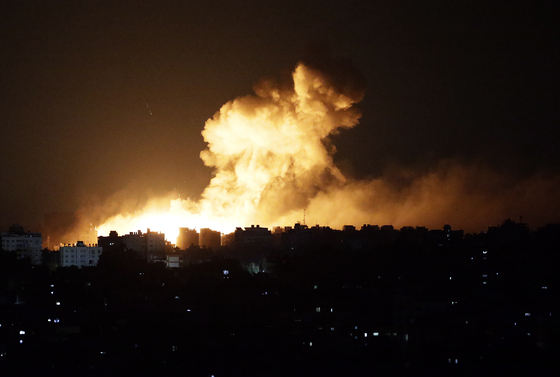 현지시간 10일 이스라엘의 공습으로 가자지구 근처 알-라말에서 연기가 피어오르고 있다. 〈사진=EPA 연합뉴스〉 