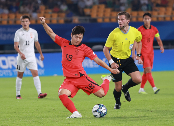 지난 27일 중국 저장성 진화 스포츠센터 스타디움에서 열린 2022 항저우 아시안게임 남자축구 16강전 대한민국과 키르기스스탄의 경기. 전반 대한민국 이강인이 슛을 하고 있다. 〈사진=연합뉴스〉