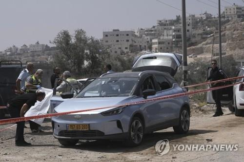 지난 8월 21일 이스라엘 군인들이 총격 사건이 벌어진 팔레스타인 요르단강 서안지구 헤르본 인근 60번 고속도로에서 현장 조사하고 있다. 이스라엘 응급구조 서비스에 따르면 무장 괴한이 이동 중이던 차량에 총격을 가해 40대 이스라엘 여성 한 명이 숨지고 운전자인 40대 남성이 중상을 입었다. 〈사진=AP·연합뉴스〉