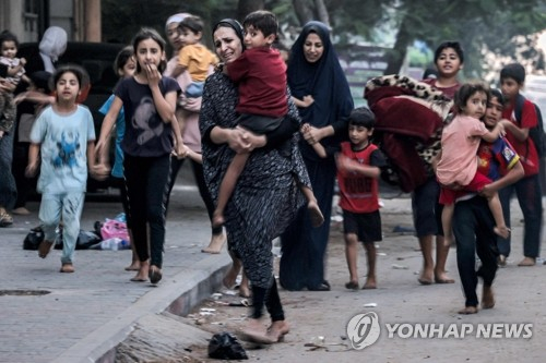 공습 피해 맨발로 대피하는 팔레스타인 부녀자들 〈사진=AFP·연합뉴스〉