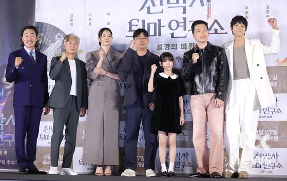 19일 오후 서울 용산구 CGV 용산아이파크몰점에서 영화 '천박사 퇴마 연구소: 설경의 비밀' 언론시사회가 열렸다. 김성식 감독과 배우 강동원, 이동휘, 이솜, 박소이, 김종수, 허준호가 참석했다. 박세완 엔터뉴스팀 기자 park.sewan@jtbc.co.kr (콘텐트비즈니스본부)