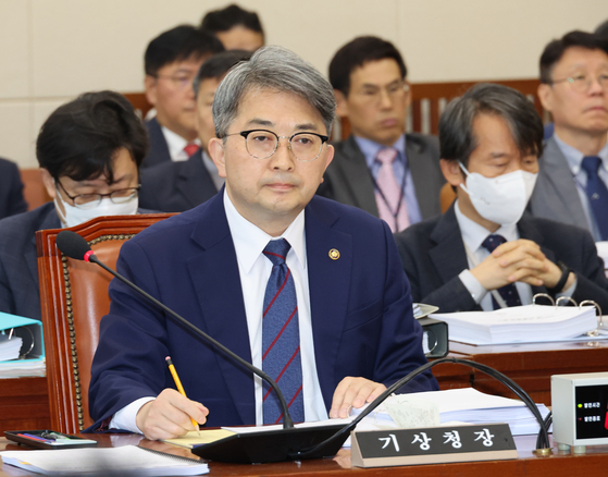 16일 국회 환경노동위원회 국정감사에 출석한 유희동 기상청장. 〈사진=연합뉴스〉