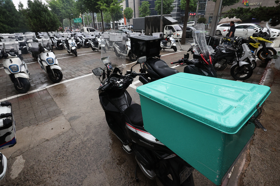 기사와 직접적인 관련 없는 자료 사진. 지난 5월 서울 강남구 우아한청년들 자회사 '딜리버리N'에 배달용 오토바이들이 주차되어 있다. 〈사진=연합뉴스〉