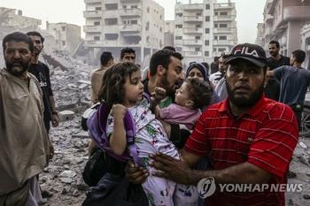 간밤 폭격에 가자지구 최소 71명 사망...“대부분 대피해 온 사람“