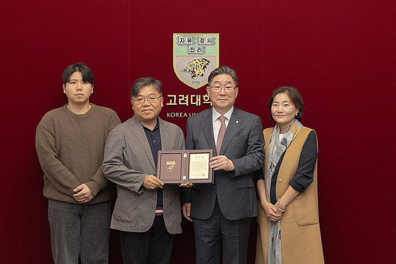 왼쪽부터 고 신애진 씨 동생, 아버지 신정섭 씨, 김동원 고려대 총장, 어머니 김남희 씨. 〈사진=고려대 제공〉