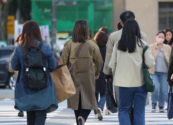 서울 광화문광장에서 시민들이 외투를 입은 채 걷는 모습. 〈사진=연합뉴스〉