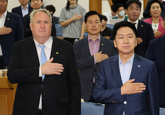 지난 8월 국회에서 열린 국민의힘 공부모임 '국민공감' 행사에서 인요한 연세대 의대 교수와 김기현 대표가 국민의례를 하고 있다. 〈사진=연합뉴스 자료사진〉