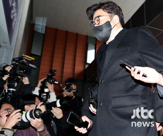더기버스 안성일 대표가 24일 오후 서울 강남경찰서에서 피의자 조사를 받기 위해 출석하고 있다. 