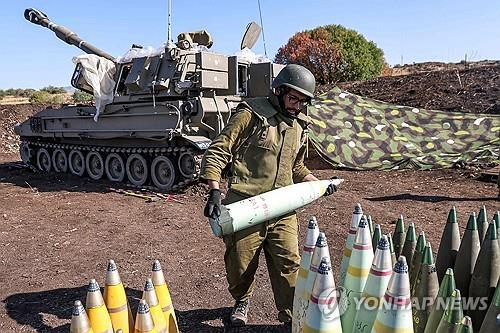 포탄 나르는 이스라엘군 병사 〈사진=AFP·연합뉴스〉