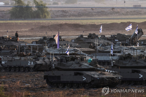 가자지구 국경 인근에 집결한 이스라엘군 전차 〈사진=로이터·연합뉴스〉