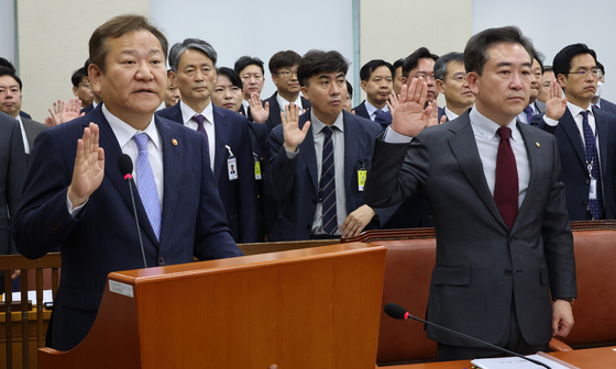 이상민 행정안전부 장관과 윤희근 경찰청장이 26일 국회 행정안전위원회 국정감사에서 증인선서를 하고 있다. 〈사진=연합뉴스〉