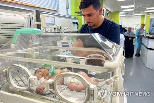 인큐베이터 치료를 받는 딸 지켜보는 가자지구 남성 〈사진=AFP·연합뉴스〉