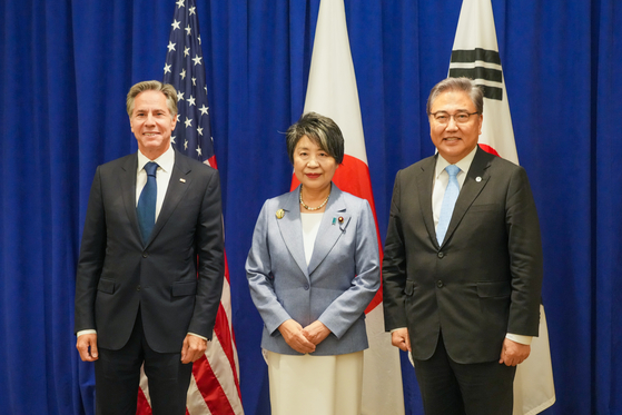 박진 외교부 장관(오른쪽)과 토니 블링컨 미국 국무장관(왼쪽), 가미카와 요코 일본 외무상이 지난달 22일(현지시간) 뉴욕에서 약식 회의를 갖기 전 기념촬영을 하고 있다. 〈사진=외교부 제공〉