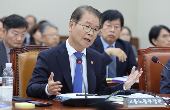 오늘(26일) 열린 국회 환경노동위원회 국정감사에서 답변하는 이정식 고용노동부 장관