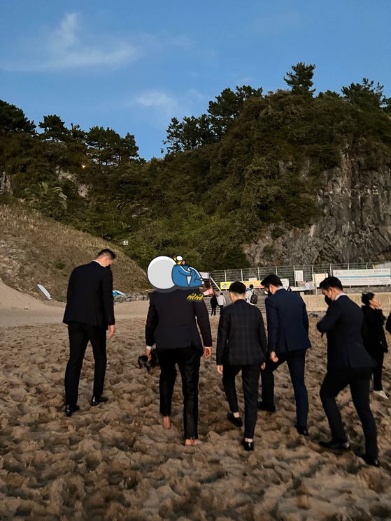 경호원들을 대동한 전청조 씨