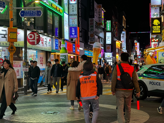 27일 저녁 서울 건국대 앞 거리 모습. 〈사진=이세현 기자〉