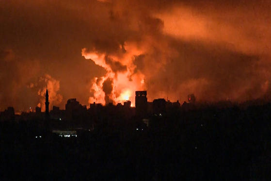 현지시간 27일 이스라엘군의 공습으로 팔레스타인 가자지구에 불길이 치솟는 모습. 〈사진=AFP 연합뉴스〉