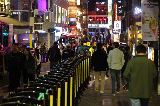 28일 서울 용산구 이태원 거리에 질서유지 펜스가 설치된 가운데 시민들이 오가고 있다. 〈사진=연합뉴스〉