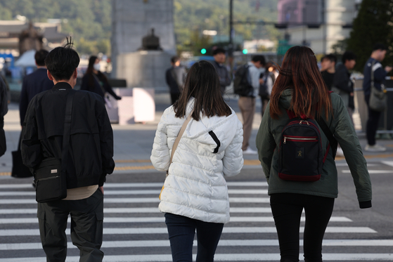 쌀쌀해진 날씨에 두꺼워진 옷차림. 〈사진=연합뉴스〉