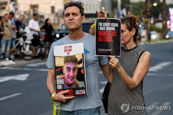현지 시간 28일 이스라엘 텔아비브에서 하마스에 잡혀간 인질의 석방을 요구하는 시위가 벌어지고 있다.〈사진=AFP·연합뉴스〉
