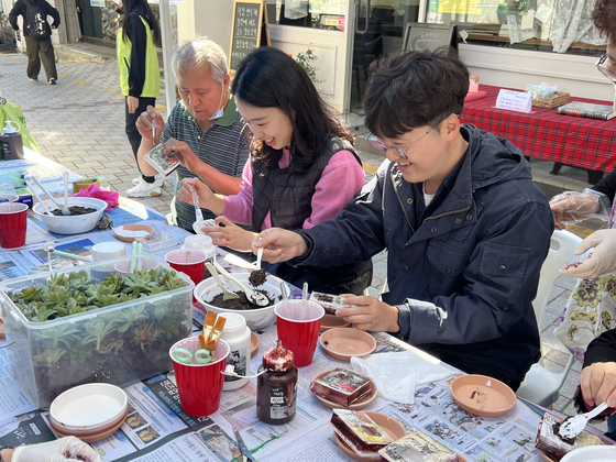 부산 보수동 책방 골목축제 활동 장면