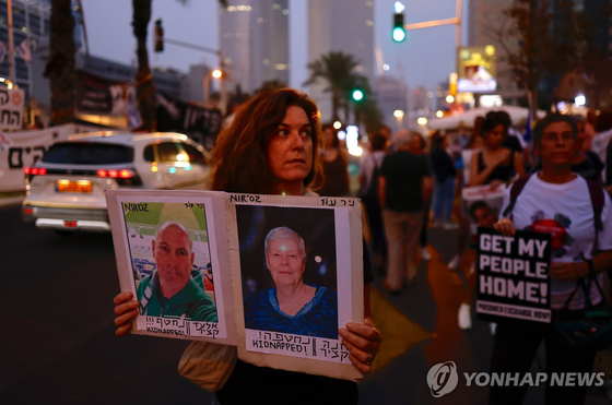 현지 시간 28일 이스라엘 텔아비브에서 하마스에 잡혀간 인질의 석방을 요구하는 시위가 벌어지고 있다. 〈사진=EPA 연합뉴스〉