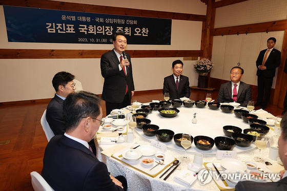 윤석열 대통령이 오늘(31일) 국회 사랑재에서 열린 국회 상임위원장단 및 여야 원내대표와의 오찬에서 인사말을 하고 있다. 〈사진=연합뉴스〉