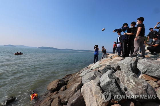 현장 검증하는 아내 살해 30대 남편 〈사진=연합뉴스〉