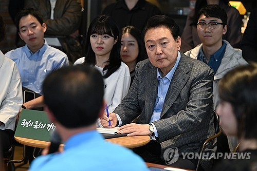 윤석열 대통령이 오늘(1일) 서울 마포구 한 카페에서 열린 제21차 비상경제민생회의에서 시민의 발언을 듣고 있다. 〈사진=연합뉴스〉