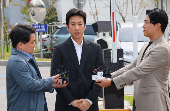 마약 투약 혐의를 받는 배우 이선균씨가 4일 오후 조사를 받기 위해 인천논현경찰서에 있는 인천경찰청 마약범죄수사계에 재출석하고 있다. 〈사진=연합뉴스〉