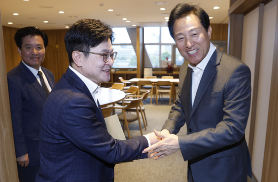 오세훈 서울시장(오른쪽)과 김병수 김포시장이 6일 오후 서울시청에서 김포시의 서울시 편입 방안 등에 대해 논의하기에 앞서 악수하고 있다. (사진=연합뉴스)