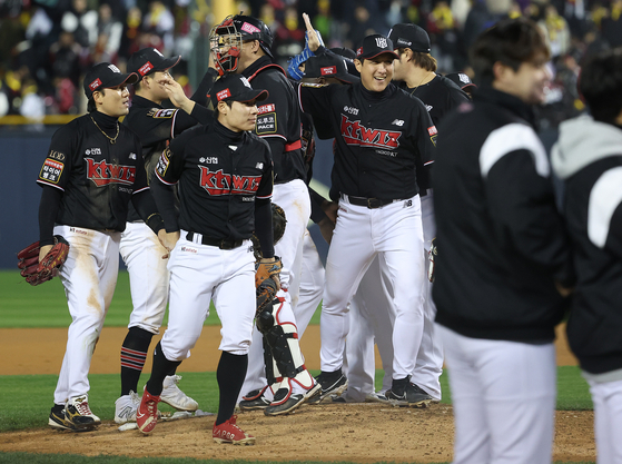 kt '값진 1차전 승리'   (서울=연합뉴스) 이지은 기자 = 7일 서울 잠실야구장에서 열린 2023 KBO 한국시리즈 1차전 kt 위즈와 LG 트윈스의 경기. 2대1로 이긴 kt 선수들이 기뻐하고 있다. 2023.11.7   jieunlee@yna.co.kr (끝)  〈저작권자(c) 연합뉴스, 무단 전재-재배포 금지〉